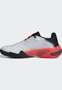 Weißer Mesh-Sportschuh mit schwarzen Akzenten und einer pink-orangefarbenen Zwischensohle. Verfügt über eine strukturierte Gummisohle und einen gepolsterten Schaft zur Unterstützung.