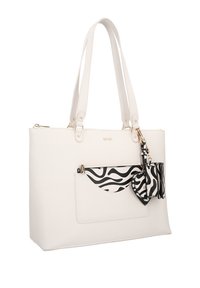 Borsa tote in finta pelle bianca con due lunghe maniglie, caratterizzata da una tasca accentata a strisce zebrate in bianco e nero e un charm removibile.