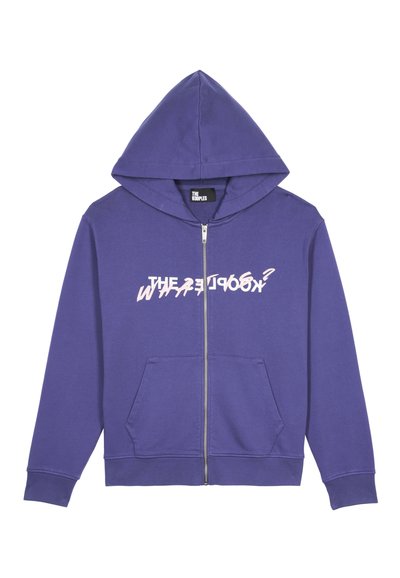 Felpa con zip viola realizzata in cotone. Presenta una tasca frontale, cappuccio con cordino e testo grafico bianco sul petto. Texture morbida.