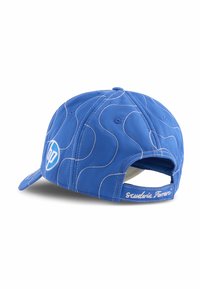 Blå baseballcap med hvide konturlinjer, "hp" logo på siden og "Scuderia Femini" broderet på den justerbare rygrem.