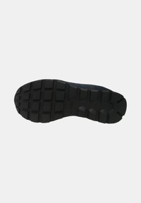 Suola di scarpa in gomma nera con un motivo a trama testurizzato e forme di blocchi variabili, progettata per una maggiore trazione e durata.