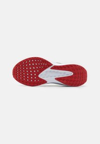 Nike Performance QUEST 6 - Hardloopschoenen voor op de weg - black/white/university red/dark smoke grey