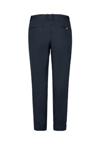 Granatowe spodnie o wąskim kroju, z gładką fakturą, dwoma tylnymi kieszeniami i eleganckim pasa. Minimalistyczny design bez widocznych wzorów.