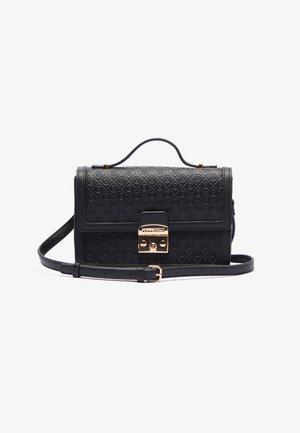 Bolsa de mão em couro preto com padrão em relevo, ferragens metálicas douradas, uma alça superior e uma alça de ombro ajustável. Apresenta um fecho frontal com clasp.