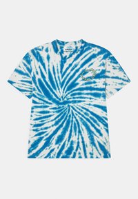 Tričko s krátkým rukávem s modrým batikovaným vzorem na bílém pozadí, s kulatým výstřihem a kulatým grafickým potiskem na hrudi.