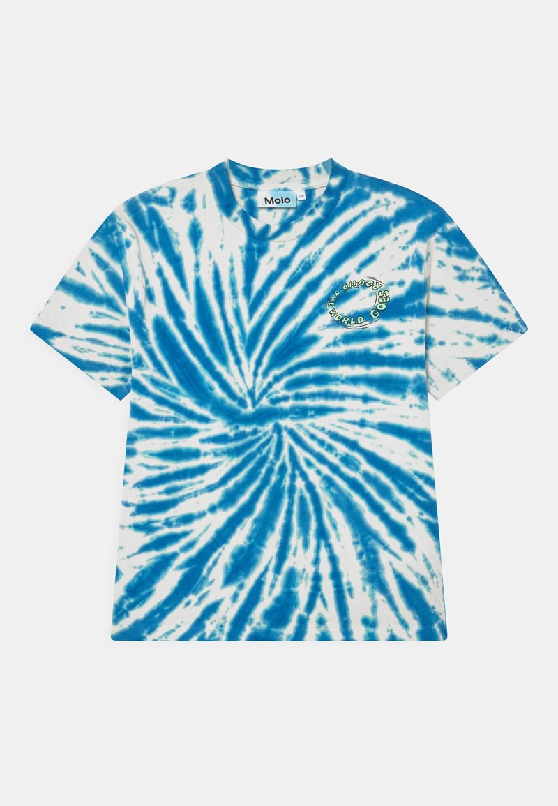 Tričko s krátkým rukávem s modrým batikovaným vzorem na bílém pozadí, s kulatým výstřihem a kulatým grafickým potiskem na hrudi.