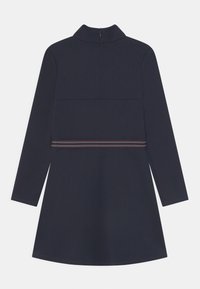 Granatowa sukienka z długim rękawem i wysokim kołnierzem, z kolorowym paskiem w pasie. Gładka tkanina i luźny krój, zapinana na zamek z tyłu.