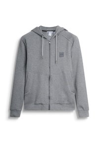 Sudadera gris con cremallera y capucha, hecha de tela suave. Presenta un parche con logo, bolsillos en la parte frontal y cordones en la capucha.