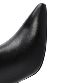 Zwarte hoge hak met een spitse neus, gemaakt van gestructureerd synthetisch materiaal, met een gladde afwerking en een slanke silhouet.
