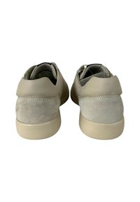 Sneakers beige con tomaia in pelle liscia e tallone in suede testurizzato. Caratterizzati da un design semplice, punta rotonda e suola in gomma.