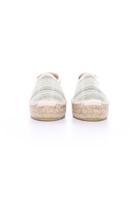 Espadrillas a righe verdi con tomaia in tessuto texture, suola in corda di juta e design a profilo basso, caratterizzate da una punta arrotondata e dettagli naturali.