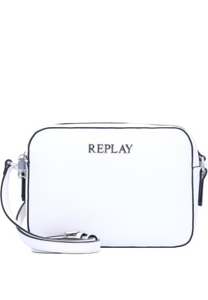 Witte rechthoekige crossbodytas met zwarte bies en verstelbare band, met metalen "REPLAY" logo aan de voorkant.