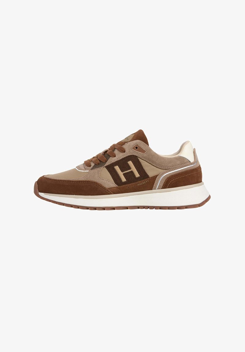 Sneaker in suede e pelle marrone e beige con logo "H" sul lato e suola bianca imbottita, vista dal lato esterno.