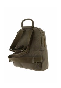 Zaino compatto verde oliva con spallacci imbottiti regolabili e una maniglia robusta su sfondo bianco.