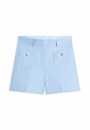 Lichtblauwe op maat gemaakte shorts met voorzakken, bevestigd met crèmekleurige knopen en met riemlussen aan de tailleband, plat weergegeven op een witte achtergrond.