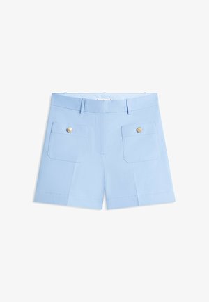 Lichtblauwe op maat gemaakte shorts met voorzakken, bevestigd met crèmekleurige knopen en met riemlussen aan de tailleband, plat weergegeven op een witte achtergrond.