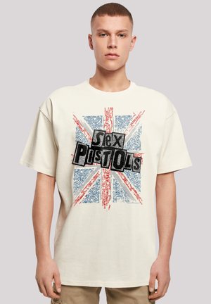 Cremefarbene Baumwoll-T-Shirt mit einem auffälligen Grafikdesign, das eine Union Jack-Flagge zeigt und den Text "Sex Pistols" in Schwarz, Rot und Blau beinhaltet.