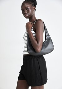 Selezionato, black