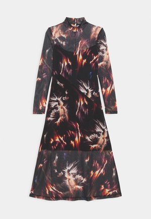 Vestido negro de manga larga y cuello alto con patrones abstractos de llamas en naranja intenso, blanco y púrpura.