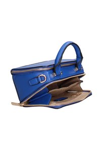 Borsa in pelle blu con forma rettangolare, dotata di chiusura con zip, doppi manici superiori e interno beige con scomparti.