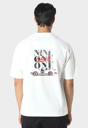 NINE ONE ONE - T-shirt imprimé - off white