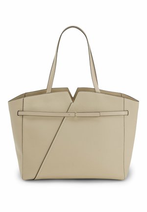 Bolso tote de cuero beige con dos asas, borde superior angular con una muesca central y un detalle de cinturón horizontal fino en el frente.