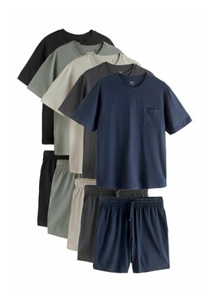 Cinci seturi de tricouri pentru bărbați cu mânecă scurtă și decolteu rotund, cu buzunare pe piept, și pantaloni scurți elastici asortați în negru, verde, bej, gri și bleumarin.