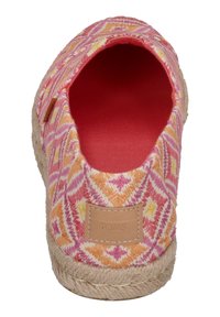 Roze en oranje gestreepte instap espadrille met een geweven bovenkant en een natuurlijke jute zool; de binnenkant is rood en heeft een klein TOMS logo op het label.