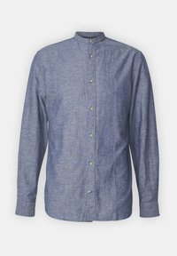 Chemise chambray bleue à manches longues avec col mandarin et fermeture à boutons devant sur fond blanc uni.