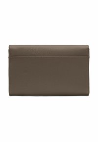 Portafoglio in pelle marrone con finitura testurizzata, dotato di chiusura con patta e forma rettangolare elegante. Design minimalista senza hardware visibile.