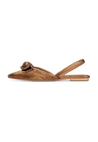 Sandali piatti in bronzo con punta affusolata, design a coste testurizzate e dettaglio con nodo. Presentano una fascia slingback e una suola piatta.