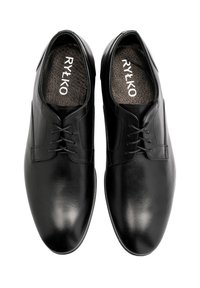 Czarne skórzane buty wizytowe z gładką cholewką, sznurowanym zapięciem, gumową podeszwą oraz teksturowaną wkładką z nazwą marki "RYŁKO."