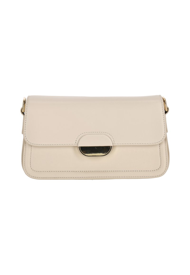 Bolso de mano de cuero beige con textura suave, forma rectangular, solapa plegable, detalles en dorado y costuras decorativas.