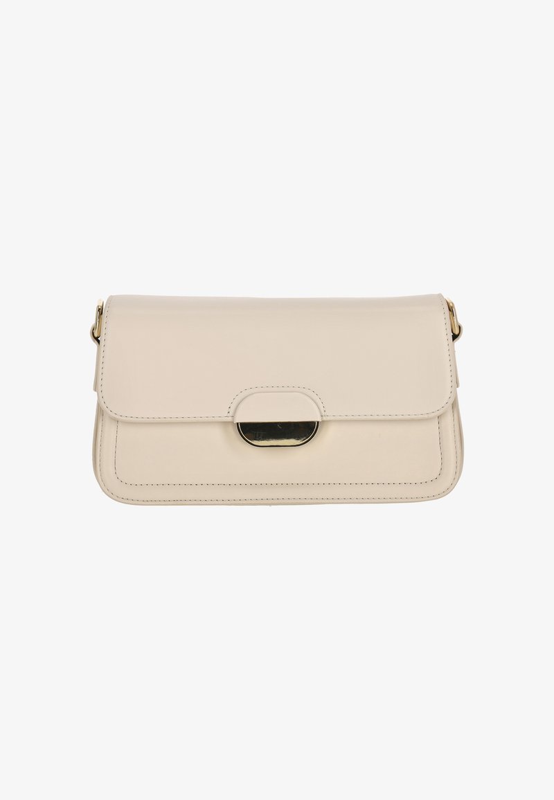 Bolso de mano de cuero beige con textura suave, forma rectangular, solapa plegable, detalles en dorado y costuras decorativas.