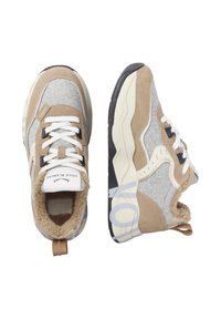Sneaker con tomaia in feltro grigio, dettagli in suede beige, lacci bianchi e una morbida fodera color beige. Suola intermedia bianca spessa con gomma nera sulla suola esterna.