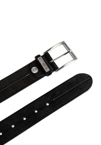 Sort suede bælte med sølv metal spænde. Har hvid stikning og flere huller til justering. Bemærkelsesværdig mærkedetail nær spæendet.