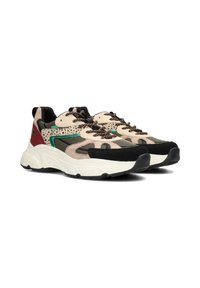 Sneakers con un design in materiali misti che presentano accenti beige, neri e verdi, superfici testurizzate e lacci a fantasia su una spessa suola bianca.