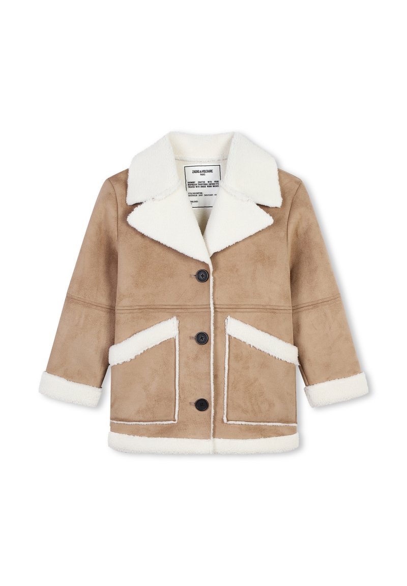Bruine faux-suède jas met een witte schapenvachtkraag en -afwerking, met drie zwarte knopen en voorzakken met contrasterende randen.