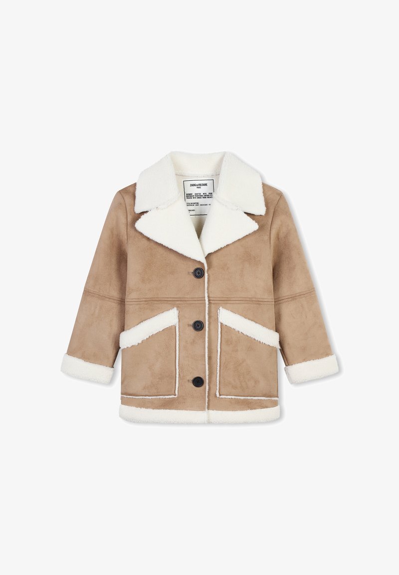 Bruine faux-suède jas met een witte schapenvachtkraag en -afwerking, met drie zwarte knopen en voorzakken met contrasterende randen.