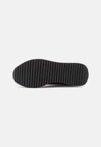 EA7 Emporio Armani VINTAGE UNISEX - Baskets basses - black/white