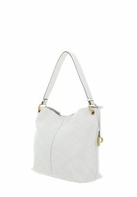 Weiße Lederhandtasche mit gestepptem Muster, goldenen Beschlägen, einem geschlungenen Griff und einem seitlichen Reißverschluss, der mit einem hängenden Buchstaben "P"-Anhänger verziert ist.