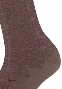 Brązowe skarpetki z wzorem liści w ciemniejszym odcieniu. Tekstura wydaje się gładka, z subtelnym akcentem tkaniny.