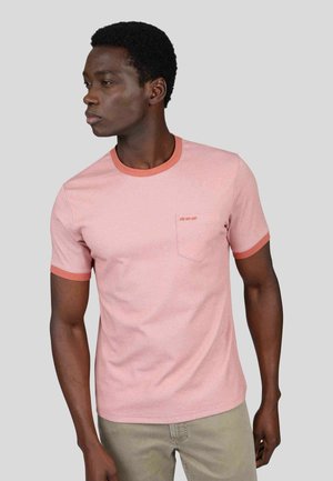 T-shirt rose à manches courtes avec un col et des poignets en ribbed corail contrastant, présentant une petite poche sur la poitrine gauche avec un détail brodé.