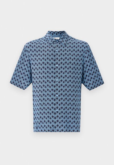 Cămașă cu mânecă scurtă și nasturi, cu un model geometric de frunze albastre pe un fundal închis de navy, cu guler clasic, expusă pe un fundal alb simplu.