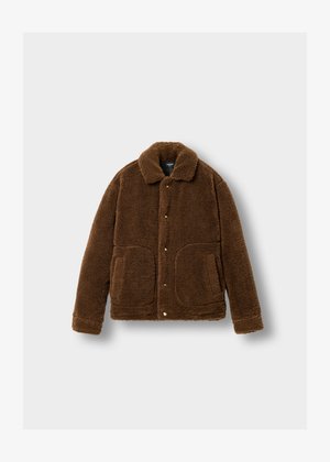 Brun, fluffy jakke med krave, der har knaplukning, to frontlommer og et tekstureret stof. Ingen synlig hardware eller mønstre.