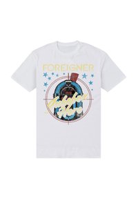 Vit bomullströja med en vintage jukebox-grafik, gul "FOREIGNER"-text och blå/röda detaljer med stjärnmotiver.
