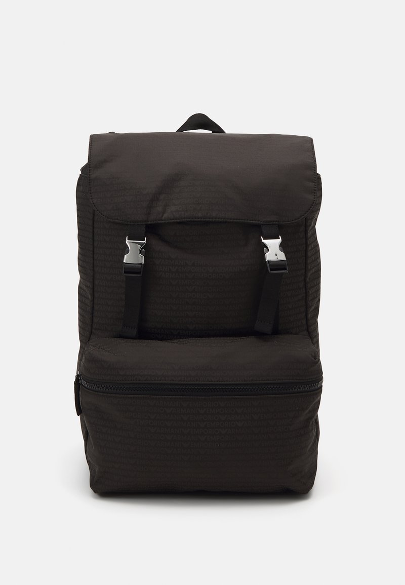 Svart tygryggsäck med en texturerad mönster, utrustad med en klaffstängning, två spännestraps och en zip-up framlomma.