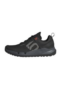 Czarne buty sportowe z teksturowaną cholewką, pomarańczowym akcentem, szarym logo i wytrzymałą podeszwą, zaprojektowane do biegania w terenie oraz wszechstronnego użytku na świeżym powietrzu.