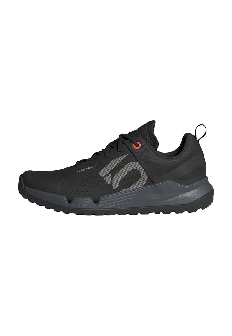 Czarne buty sportowe z teksturowaną cholewką, pomarańczowym akcentem, szarym logo i wytrzymałą podeszwą, zaprojektowane do biegania w terenie oraz wszechstronnego użytku na świeżym powietrzu.