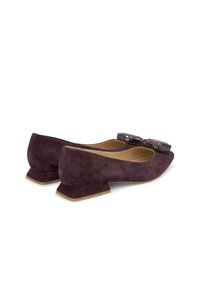 Lila Wildlederballerinas mit einem niedrigen, quadratischen Absatz. Sie verfügen über einen großen dekorativen Akzent an der Spitze und ein glattes Innenfutter.